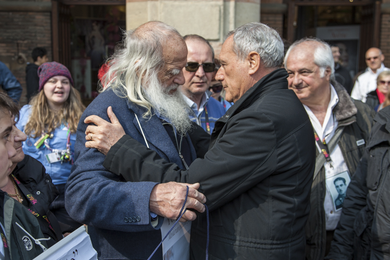 Il Presidente Grasso a Piazza Maggiore dove si unisce al corteo saluta un famigliare delle vittime