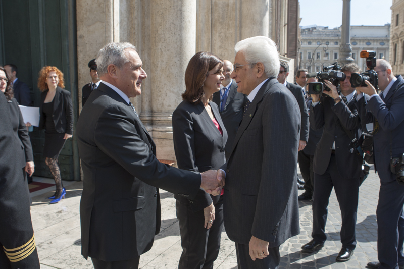 Il Presidente Grasso accoglie il Capo dello Stato all'ingresso di Montecitorio
