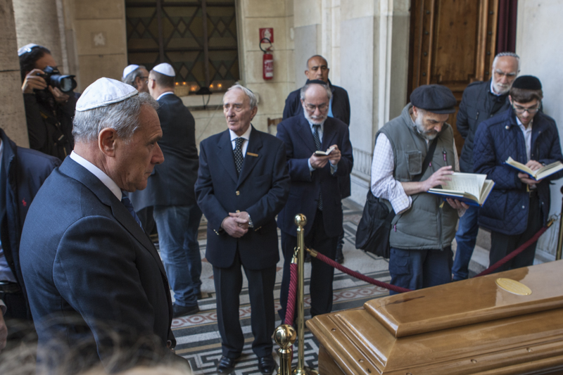 Il Presidente Grasso rende omaggio al feretro del ex-rabbino capo di Roma, Elio Toaff
