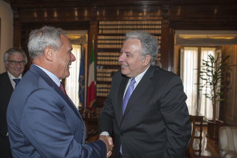 Il Presidente Grasso saluta il Rettore dell'Università di Buenos Aires, Alberto Edgardo Barbieri