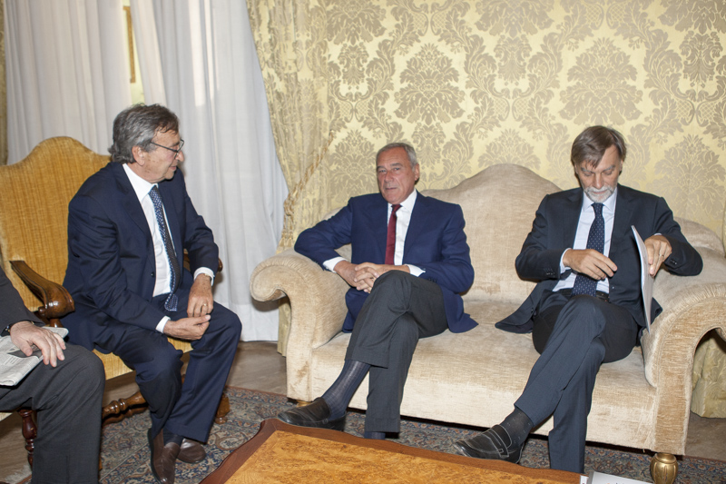 Il Presidente Grasso con il Ministro delle infrastrutture e dei trasporti, Graziano Delrio, e il Presidente dell'Ente nazionale per l'aviazione civile, Vito Riggio.