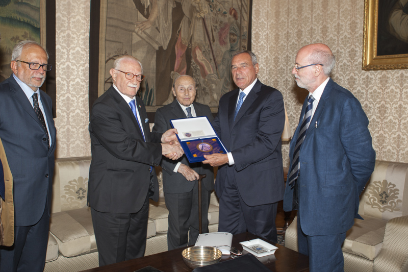 Il Presidente Grasso riceve un dono dalla delegazione dell'ANRP.