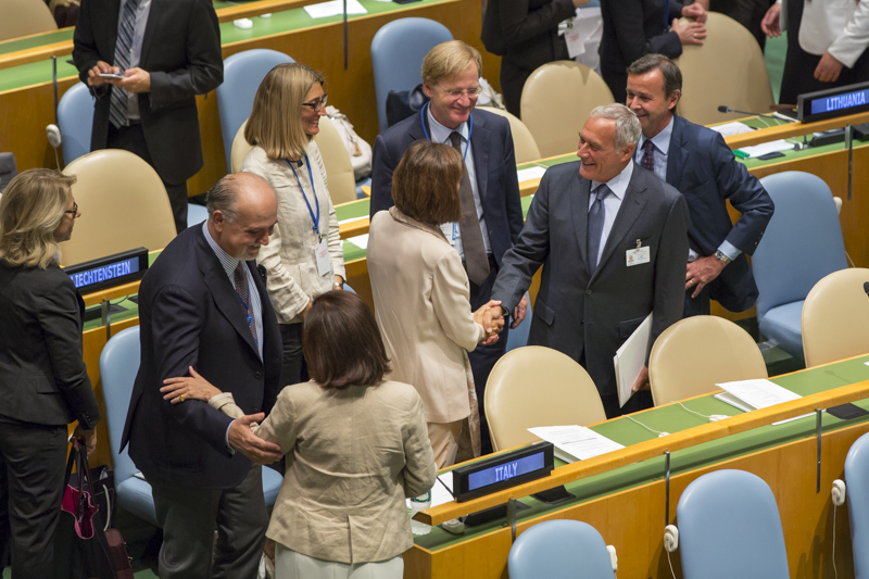 Il Presidente Grasso al suo arrivo nell'Aula dell'Assemblea generale delle Nazioni Unite saluta la Presidente della Camera, Laura Boldrini.
