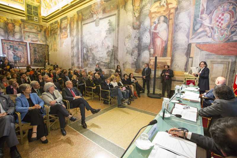 Il Presidente Grasso ascolta gli interventi dei relatori.