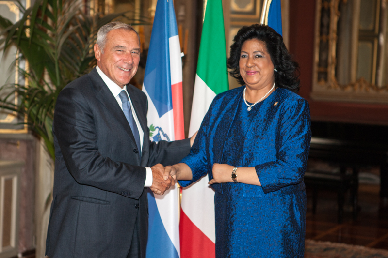 Il Presidente Grasso saluta il Presidente del Senato dominicano, Cristina Lizardo Mézquita