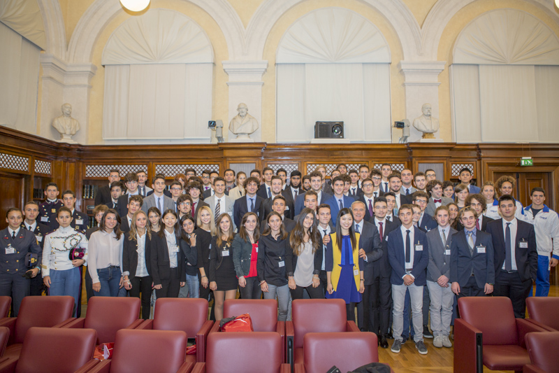 Il Presidente Grasso con i giovani che hanno partecipato alla giornata dedicata alla valorizzazione delle eccellenze italiane.