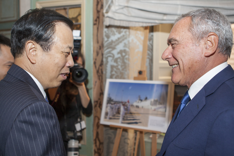 Il Presidente Grasso saluta l'Ambasciatore Cinese in Italia S.E Li Ruiyu.