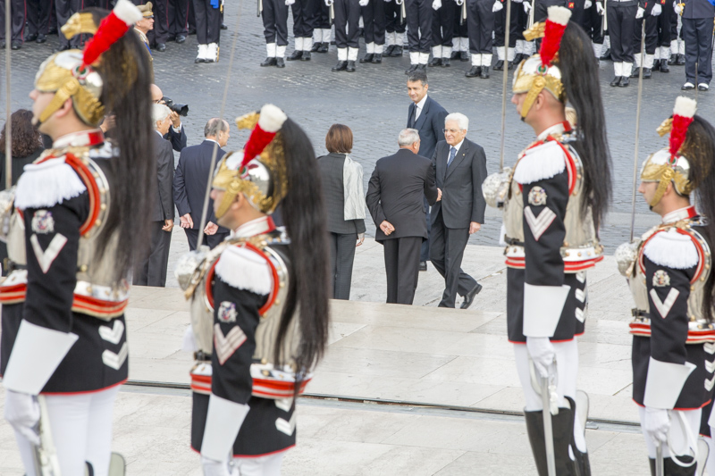 Il Presidente Grasso saluta il Presidente della Repubblica, Sergio Mattarella.