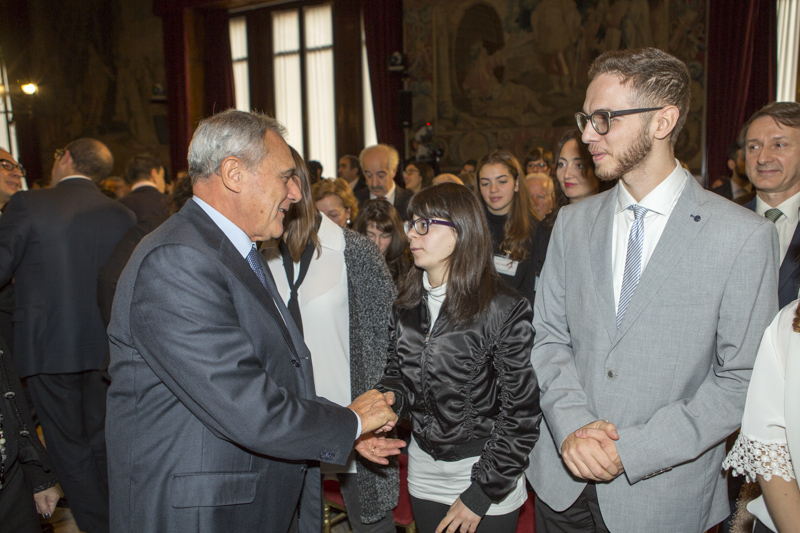 Il Presidente Grasso saluta alcuni ragazzi presenti alla cerimonia in occasione della Giornata internazionale delle persone con disabilità.