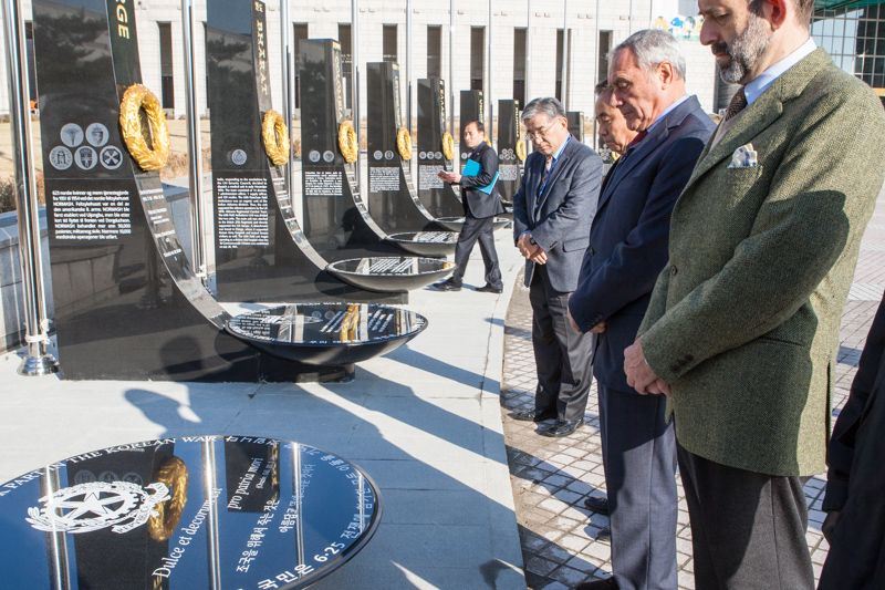 Il presidente Grasso, in visita al Museo della Guerra, si sofferma davanti al Monumento dei 'caduti in azione'