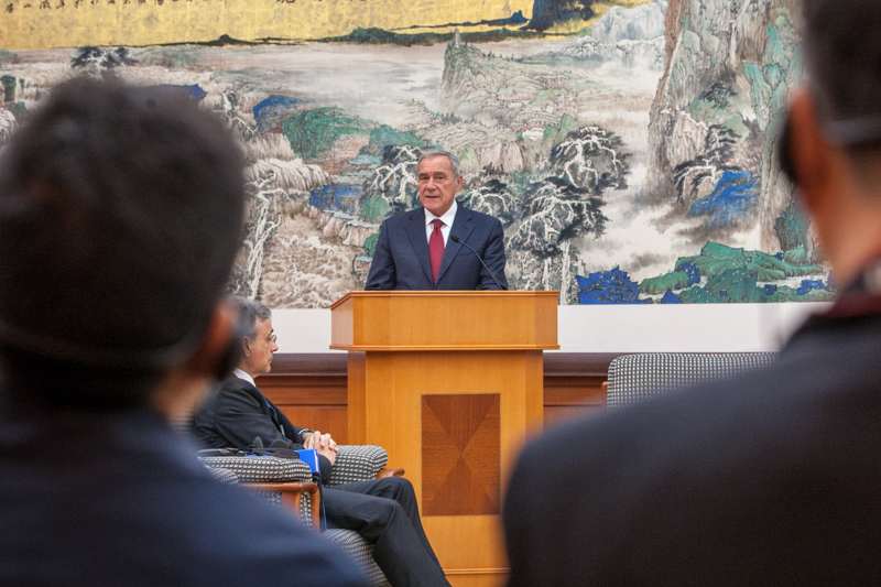 Il Presidente Grasso nella sala conferenze della Scuola centrale del Partito interviene sul tema 