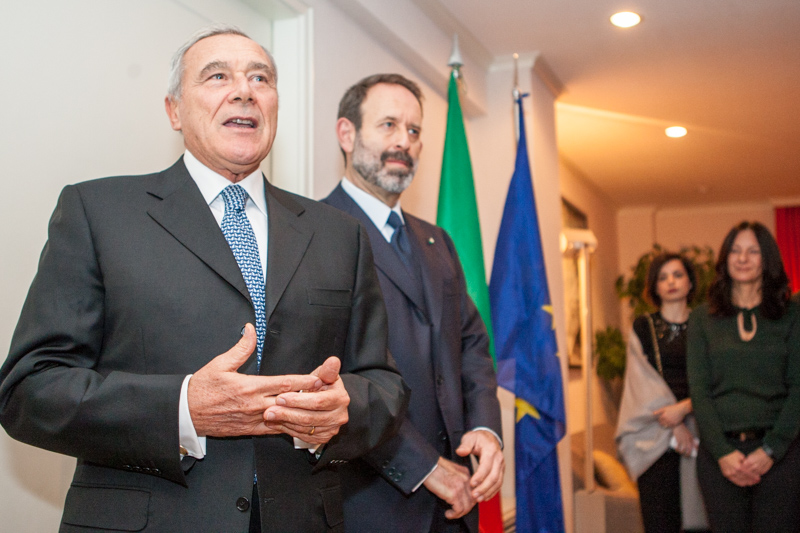 Il Presidente Grasso nella Residenza dell'Ambasciatore d'Italia, Marco della Seta, saluta una rappresentanza della Comunità italiana in Corea