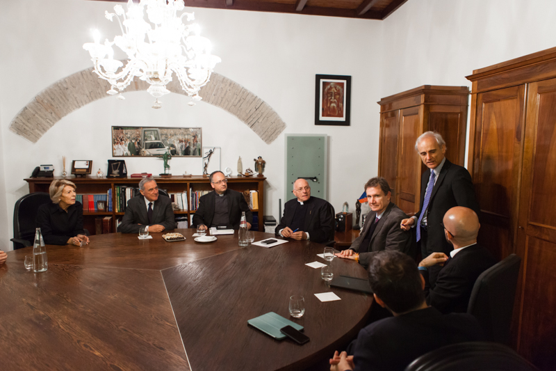 Il Presidente Grasso, unitamente alla Signora, incontra i relatori prima dell'inizio del convegno. Nella foto Padre Antonio Spadaro, Monsignor Liberio Andreatta, Lucio Caracciolo, Piero Schiavazzi.