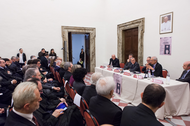 Il Presidente Grasso ascolta l'introduzione di Piero Schiavazzi.