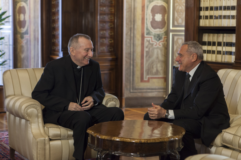 Il Presidente Grasso e il Cardinale Pietro Parolin nella Sala della Costituzione.
