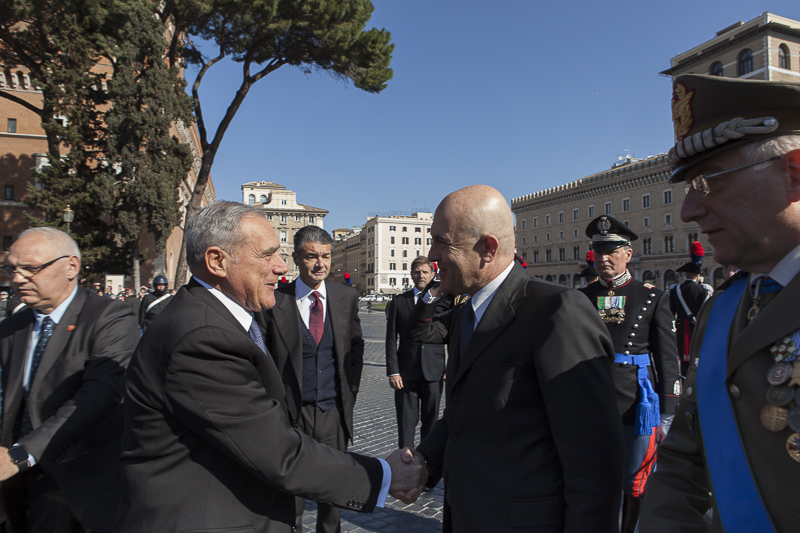 Il Presidente Grasso è accolto dal Sottosegretario di Stato alla Difesa, Gioacchino Alfano.