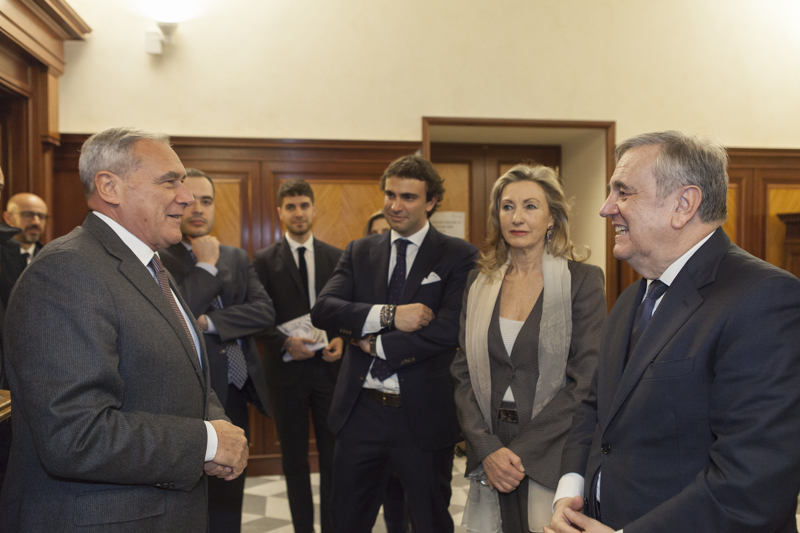 Il Presidente Grasso incontra i relatori del convegno. Nella foto il Senatore Maurizio Sacconi.