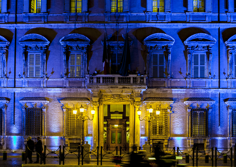 La facciata di Palazzo Madama illuminata da una luce blu in occasione della Giornata mondiale della consapevolezza sull'autismo.