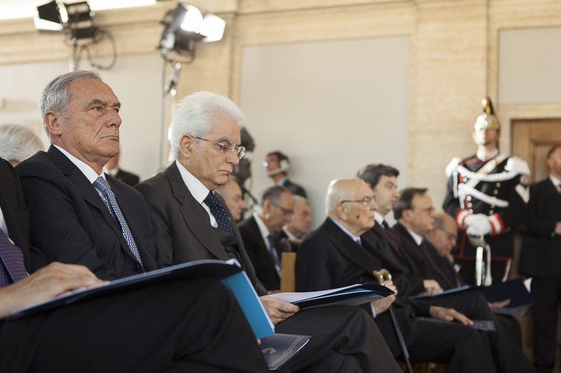 Il Presidente Grasso e il Presidente Mattarella ascoltano l'intervento del Presidente della Corte Costituzionale.