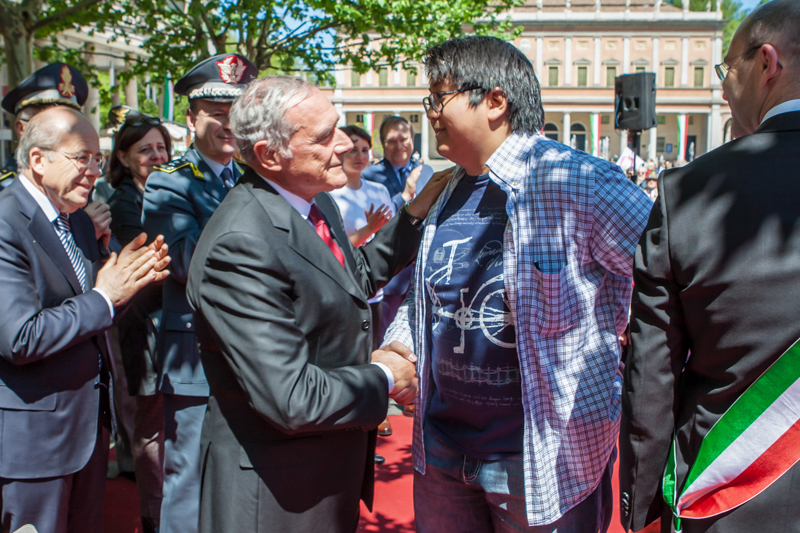 Il Presidente Grasso saluta uno studente che ha partecipato al Viaggio della Memoria
