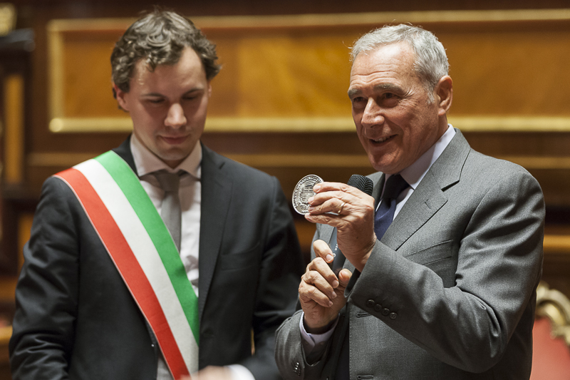 Il Presidente Grasso riceve in dono una medaglia commemorativa del Comune di Santa Giustina in Colle.