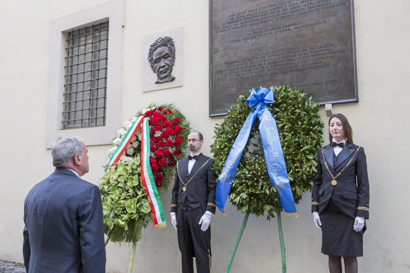 Il Presidente del Senato, Pietro Grasso, depone una corona di alloro alla lapide in memoria di Aldo Moro.