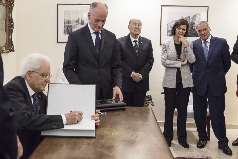 Il Presidente Grasso e la Presidente Boldrini partecipano al momento della firma l'Albo d'Onore alla presenza del Capo dello Stato e del Capo della Polizia, Franco Gabrielli.