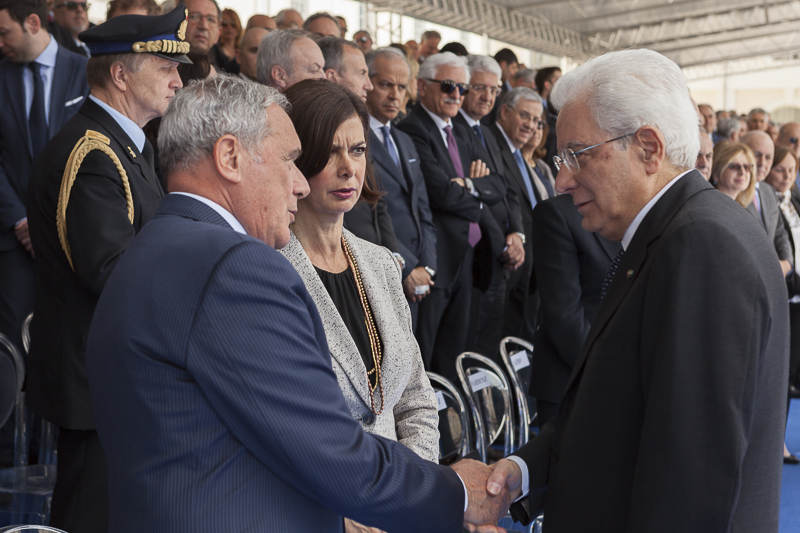 Il Presidente Grasso e la Presidente Boldrini salutano il Capo dello Stato al termine della cerimonia.