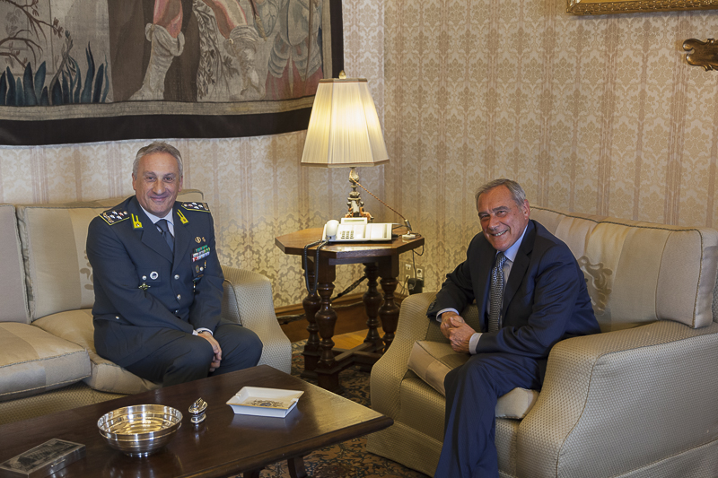Un momento dell'incontro tra il Presidente Grasso e il Comandante Generale della Guardia di Finanza Giorgio Toschi.