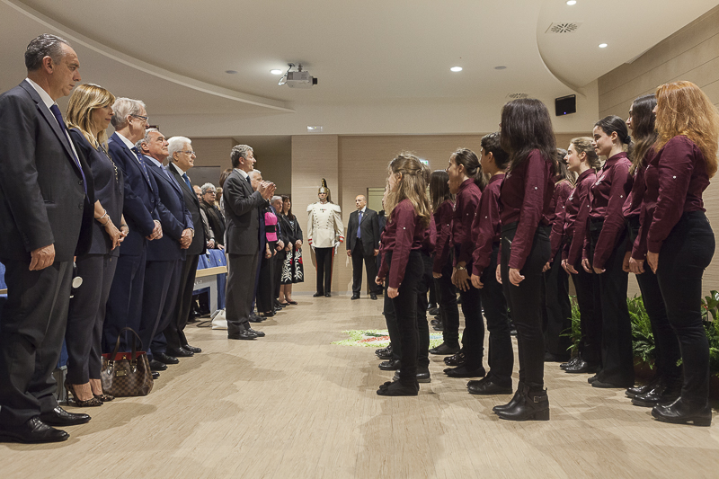 Il Presidente Grasso e il Presidente Mattarella ascoltano l'esecuzione dell'Inno nazionale e dell'Inno europeo da parte del coro giovanile dell'Accademia di Santa Cecilia.