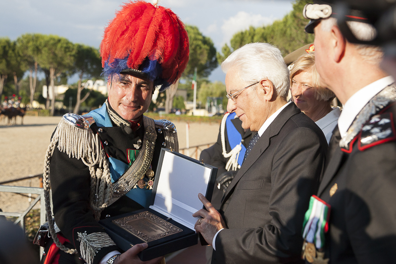Il Capo dello Stato consegna una targa ricordo al Comandante del Reggimento Carabinieri a cavallo.