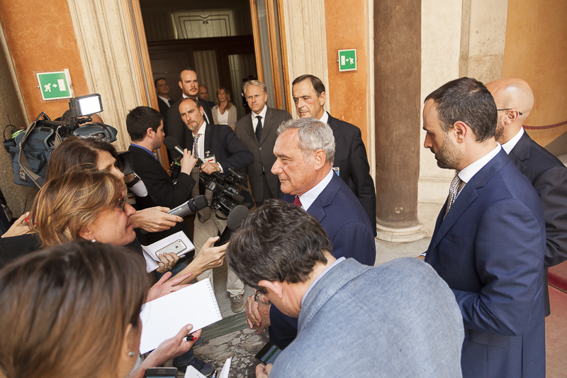 Il Presidente Grasso incontra i giornalisti al termine del convegno.