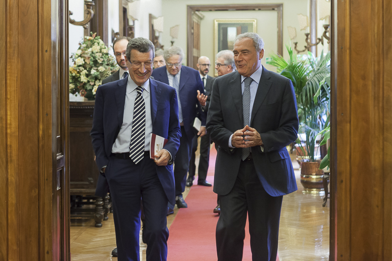 Il Presidente del Senato, Pietro Grasso, e il Senatore Vannino Chiti si dirigono verso la Sala Koch di Palazzo Madama.