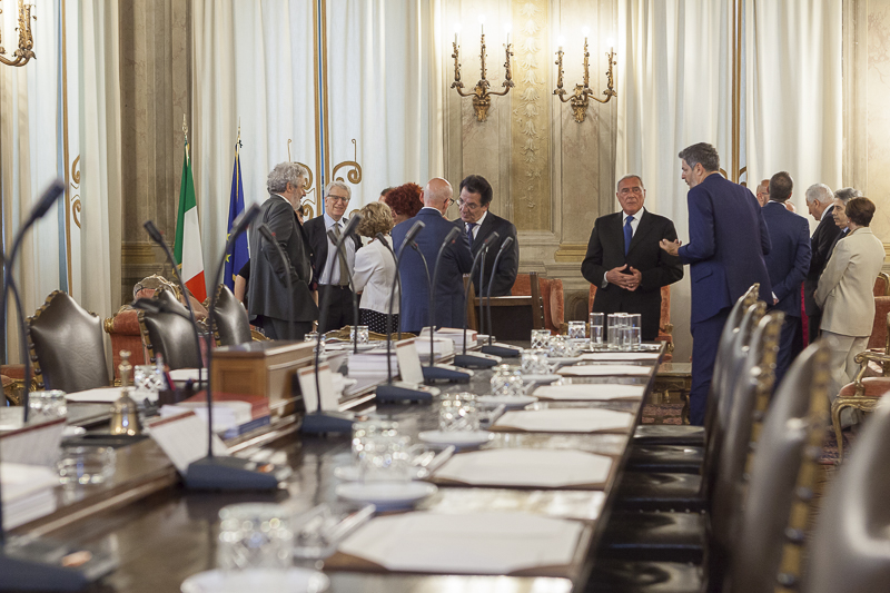 Il Presidente Grasso accoglie le autorità presenti in Sala Pannini.