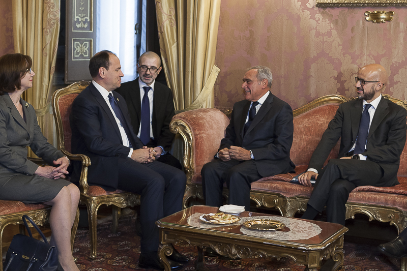 Il Presidente Grasso e il Presidente della Repubblica d'Albania, Bujar Nishani, durante l'incontro nel Salotto Rosso.