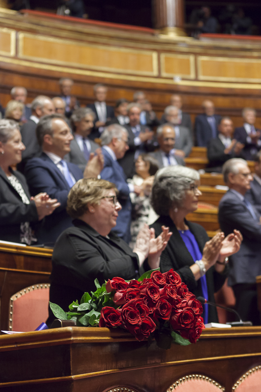 Nella foto, rose rosse poste sullo scranno del Presidente emerito della Repubblica Carlo Azeglio Ciampi.