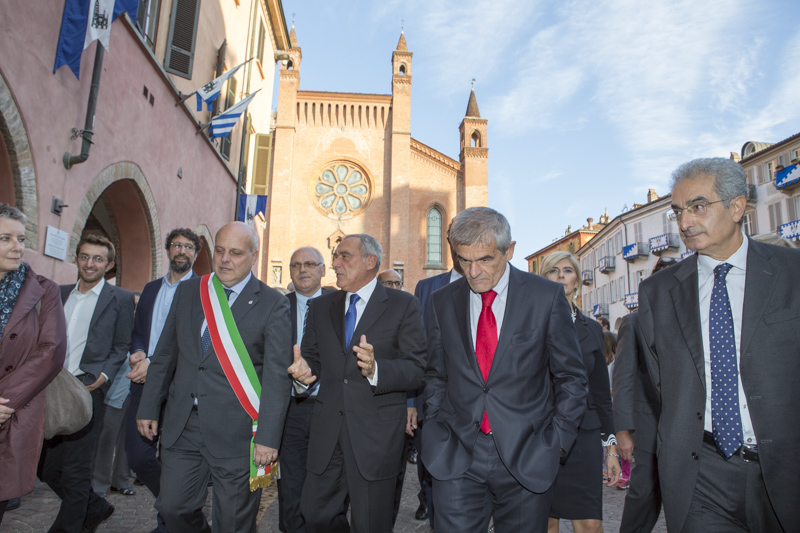 Il Presidente Grasso accolto dal sindaco di Alba, Maurizio Marello, e dal Presidente della Regione Piemonte, Sergio Chiamparino.