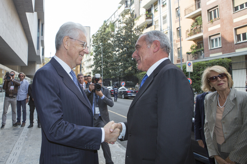 Il Presidente Grasso viene accolto da Mario Monti, Presidente dell'Università.