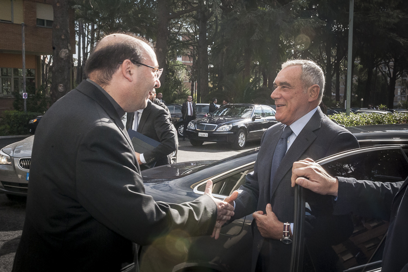 Il Presidente del Senato, Pietro Grasso, viene accolto dal Rettore dell'Università Pontificia Salesiana, don Mauro Mantovani.
