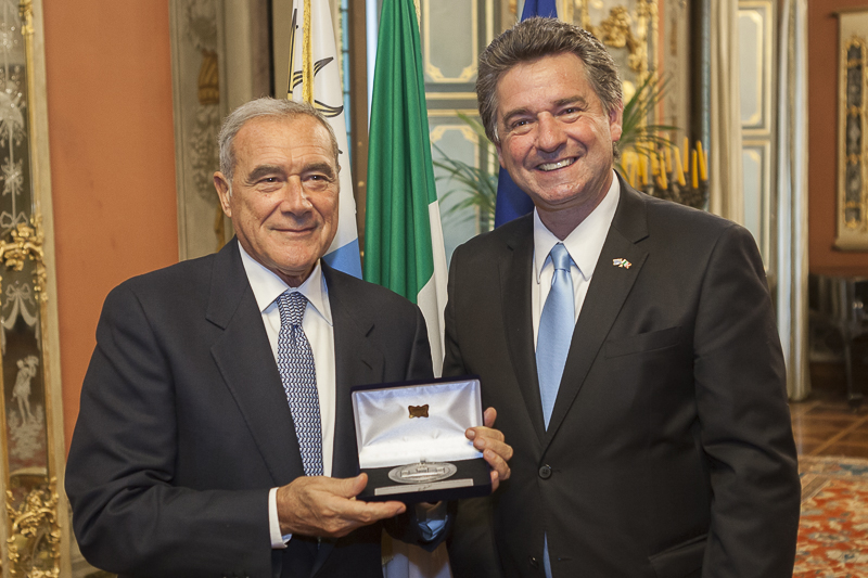 Il Presidente Grasso riceve un dono dal Presidente della Camera dei Rappresentanti della Repubblica Orientale dell'Uruguay, Gerardo Andres Amarilla De Nicola.