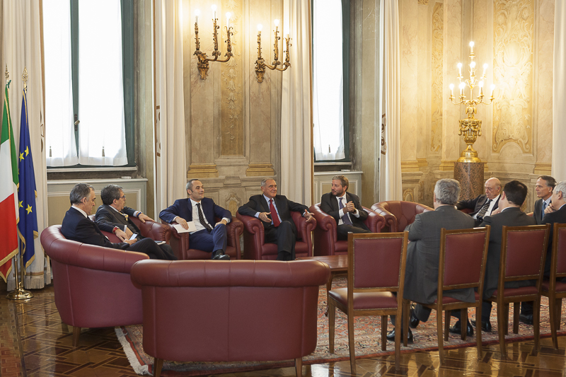 Il Presidente Grasso incontra i relatori del convegno in Sala Pannini.