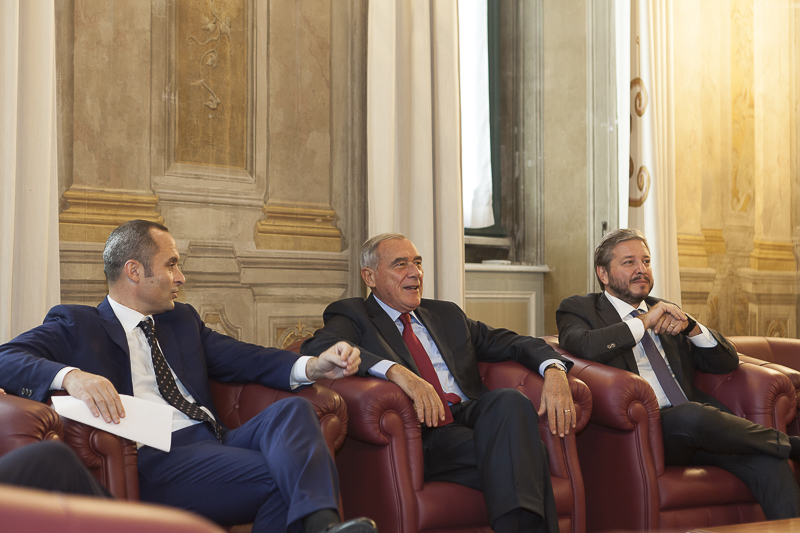 Il Presidente Grasso incontra i relatori del convegno in Sala Pannini. Nella foto accanto al Presidente Grasso, Enrico Costa, Ministro per gli Affari regionali e le autonomie, e Gianpiero D'Alia, Presidente della Commissione parlamentare per le questioni regionali.