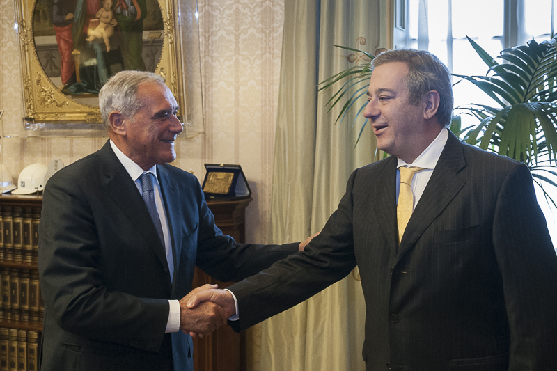 Il Presidente del Senato, Pietro Grasso, accoglie l'Ambasciatore della Repubblica Argentina, Arnaldo Tomas Ferrari.