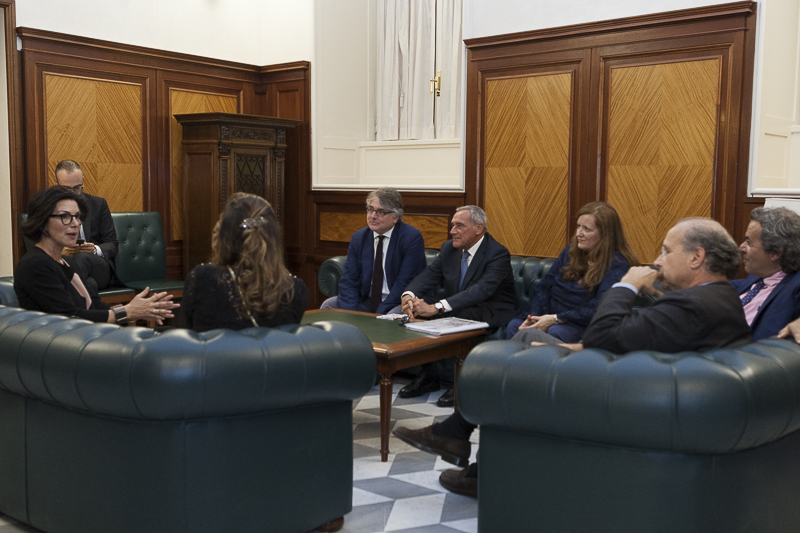 Il Presidente Grasso incontra Francesca Vian, autrice del libro e ricercatrice della Fondazione Pietro Nenni, e gli altri relatori.