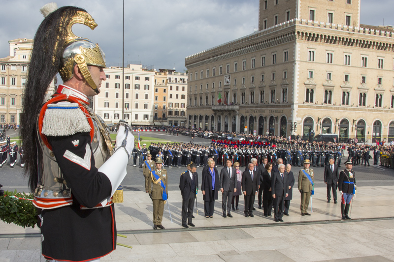 Il Presidente Grasso con il Presidente della Repubblica, Sergio Mattarella, e le altre alte cariche dello Stato all'Altare della Patria in occasione del Giorno dell'Unità Nazionale e Giornata delle Forze Armate.