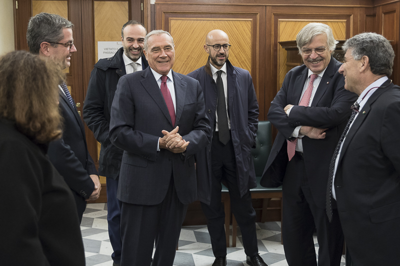 Il Presidente Grasso incontra Claudio Micheloni, Presidente del Comitato per le questioni degli italiani all'estero, e gli altri relatori.