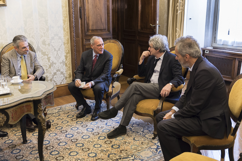 Il Presidente Grasso incontra il Professor Carlo Rovelli prima dell'inizio della cerimonia.