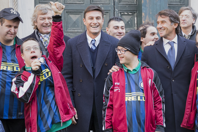 Javier Zanetti, Giancarlo Antognoni e Giovanni Carnevali posano per una foto ricordo con alcuni giovani calciatori delle squadre di 