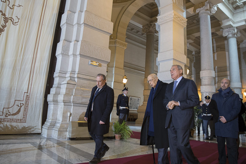 Il Presidente Grasso fa ingresso nell'Aula Magna insieme al Presidente Emerito della Repubblica, Giorgio Napolitano.