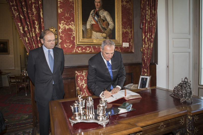 Il Presidente Grasso, con il Presidente del Senado de España Pío García-Escudero Márquez, firma del Libro d'Onore.